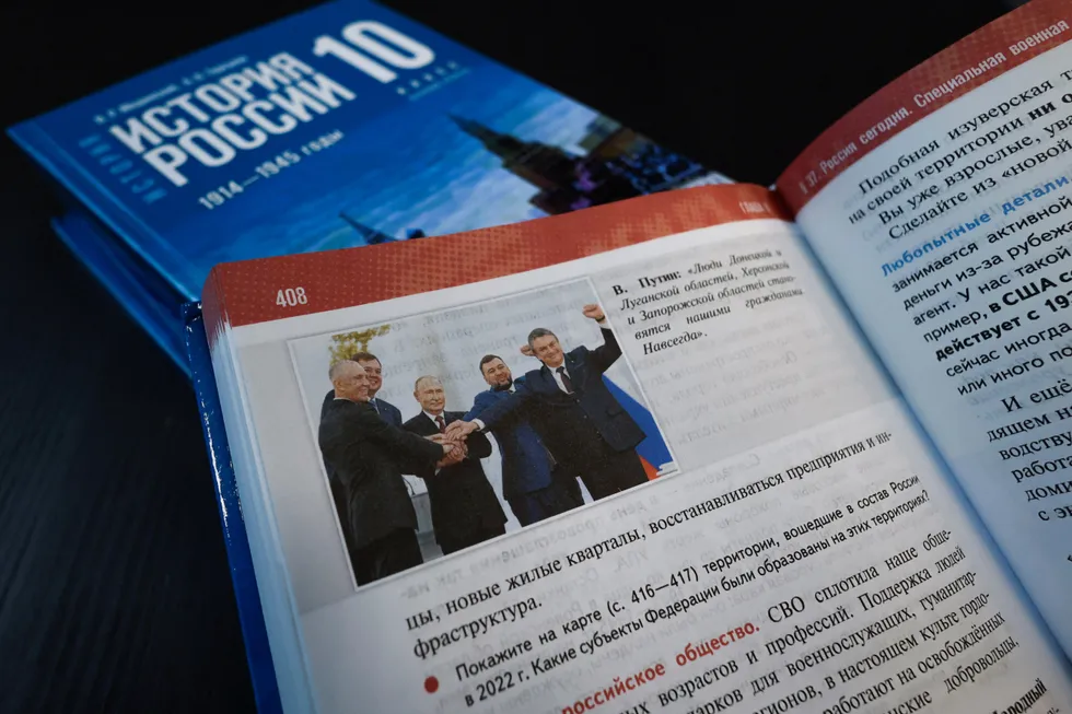 Линейка учебников для средней школы формирует упрощённый и политизированный образ истории: спорные факты замалчиваются, современные государственные проекты вплетаются в нарратив, а сложные события подаются как оправдание государственной политики.