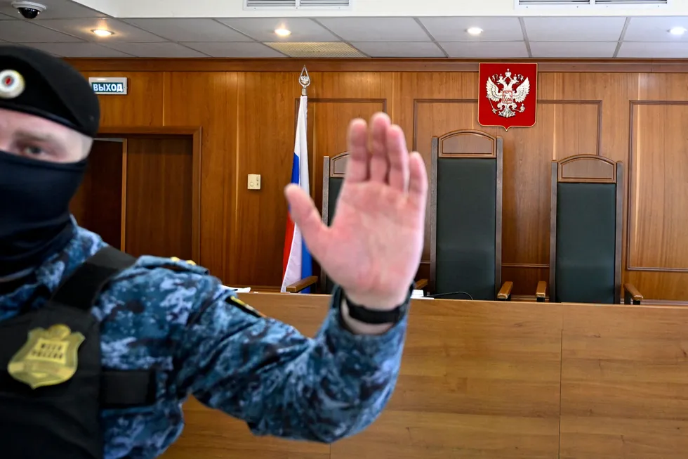 В конце апреля Судебный департамент при Верховном суде РФ убрал из открытого доступа данные о судимости с 2005 года. Эти отчёты были единственным полным источником информации о приговорах, демографии подсудимых и косвенных признаках отправки обвиняемых на войну. Разбираемся, что потеря данных значит для общества и есть ли способы заменить их.
