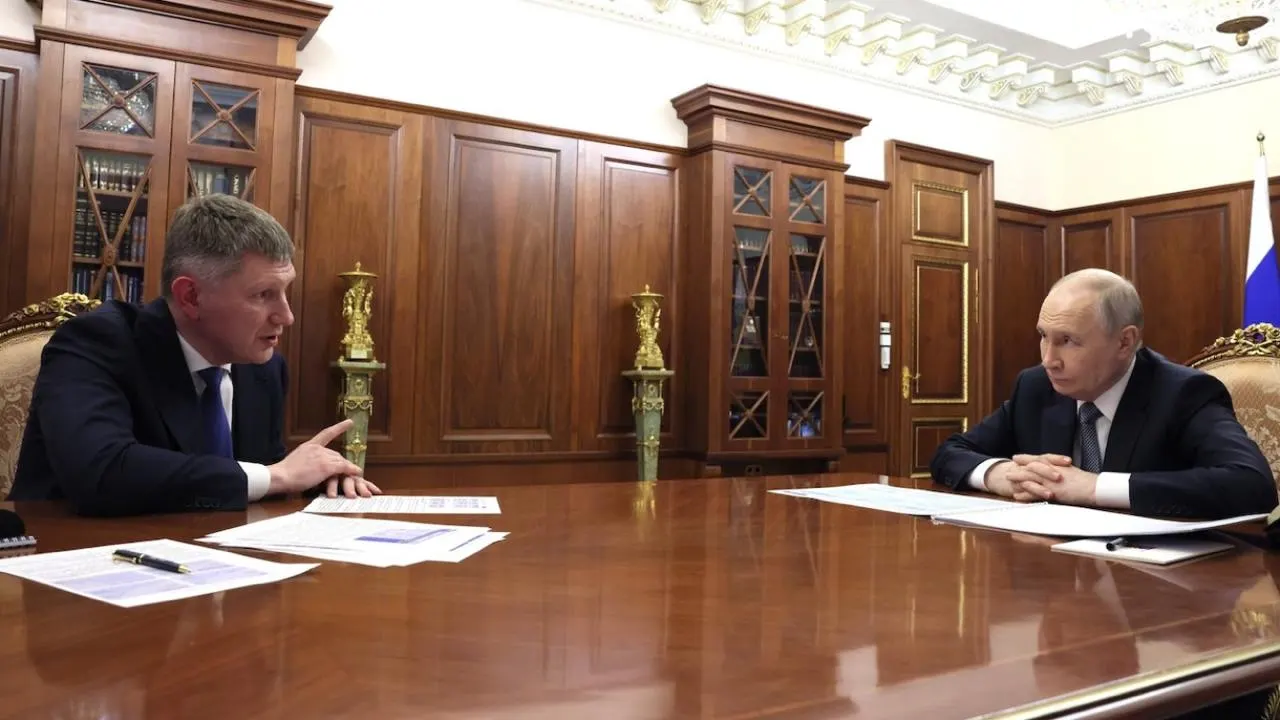 Министр экономического развития Максим Решетников заявил, что рост российской экономики превысил темпы роста в США, несмотря на санкции; при этом по ВВП на душу населения Россия остаётся далеко позади по данным МВФ.