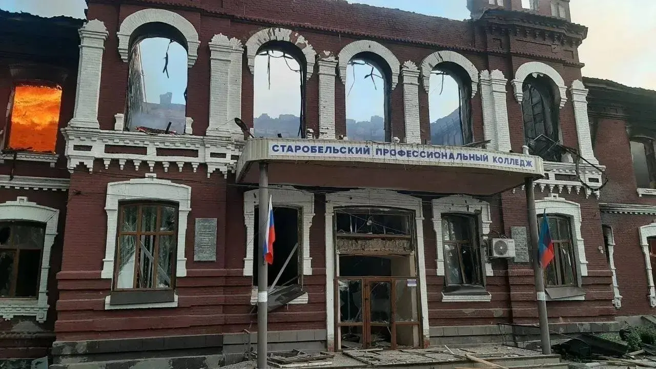Ночной удар по общежитию профессионального колледжа в Старобельске привёл к обрушению части корпуса: подтверждены 6 погибших, 15 человек числятся пропавшими, ещё 39 получили ранения, большинство — несовершеннолетние.