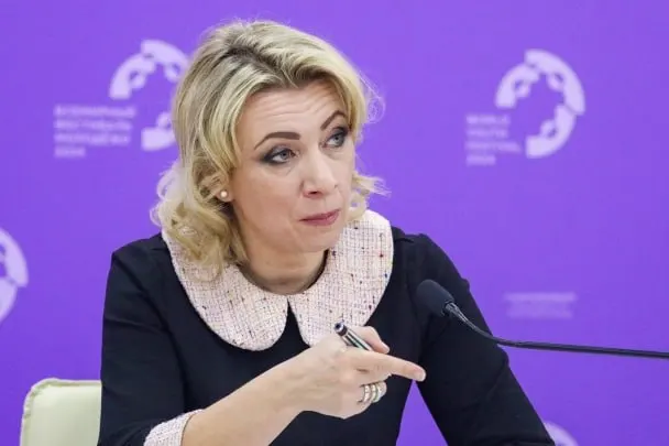 Официальный представитель МИД заявила, что сотрудники Госдепа уведомляют российских дипломатов о том, что их дети, родившиеся в США, якобы автоматически получили американское гражданство, хотя семьи не подавали соответствующих заявлений.