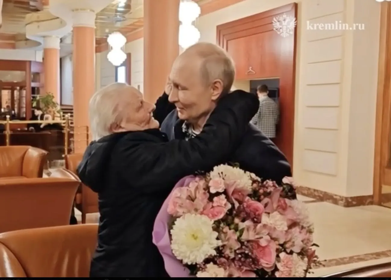 Президент и его первая учительница обнялись, поцеловались и не смогли сдержать эмоций во время трогательной встречи.