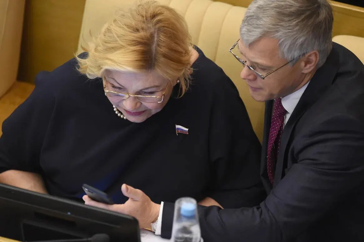 Валерий Гартунг вместе с Еленой Драпеко оказались двумя единственными голосами «против» обращения, осуждающего удар по Старобельску. Спикер назвал это «техническим сбоем», а обсуждение быстро переросло в политическое представление с угрозами в адрес Украины.