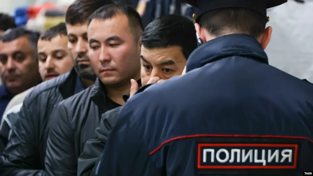 Законопроект предлагает расширить перечень административных проступков, за которые иностранцев и лиц без гражданства могут выдворять из России, включая участие в несогласованных акциях, «дискредитацию» вооружённых сил и призывы к санкциям.