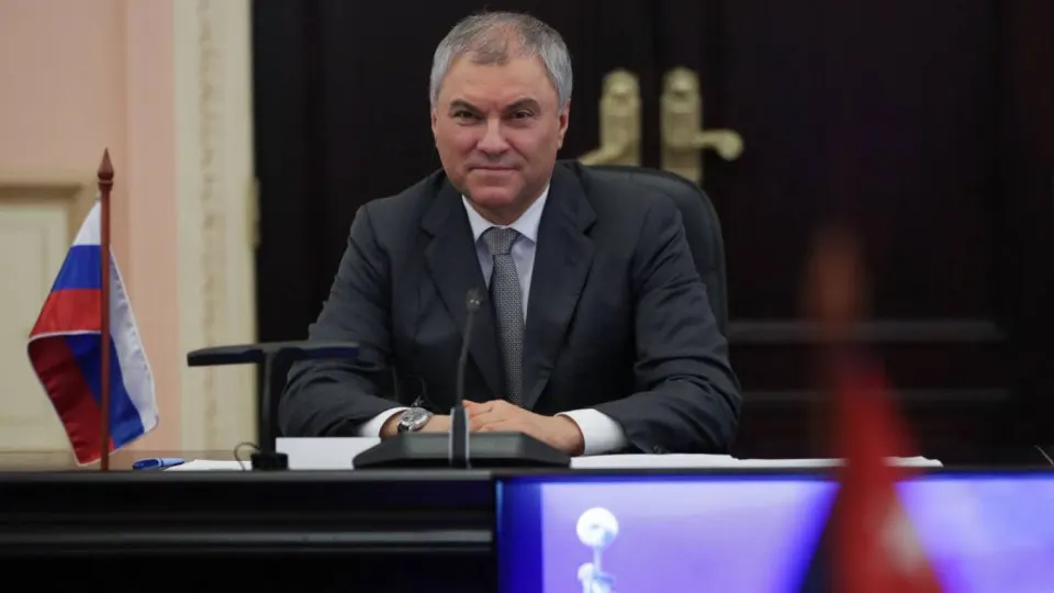 Спикер Госдумы заявил, что использование западных спутников и вооружений в ударах по гражданским объектам может вынудить Россию ответить «оружием, которое не оставит следа». Параллельно региональные удары и дипломатические шаги усилили эскалацию.