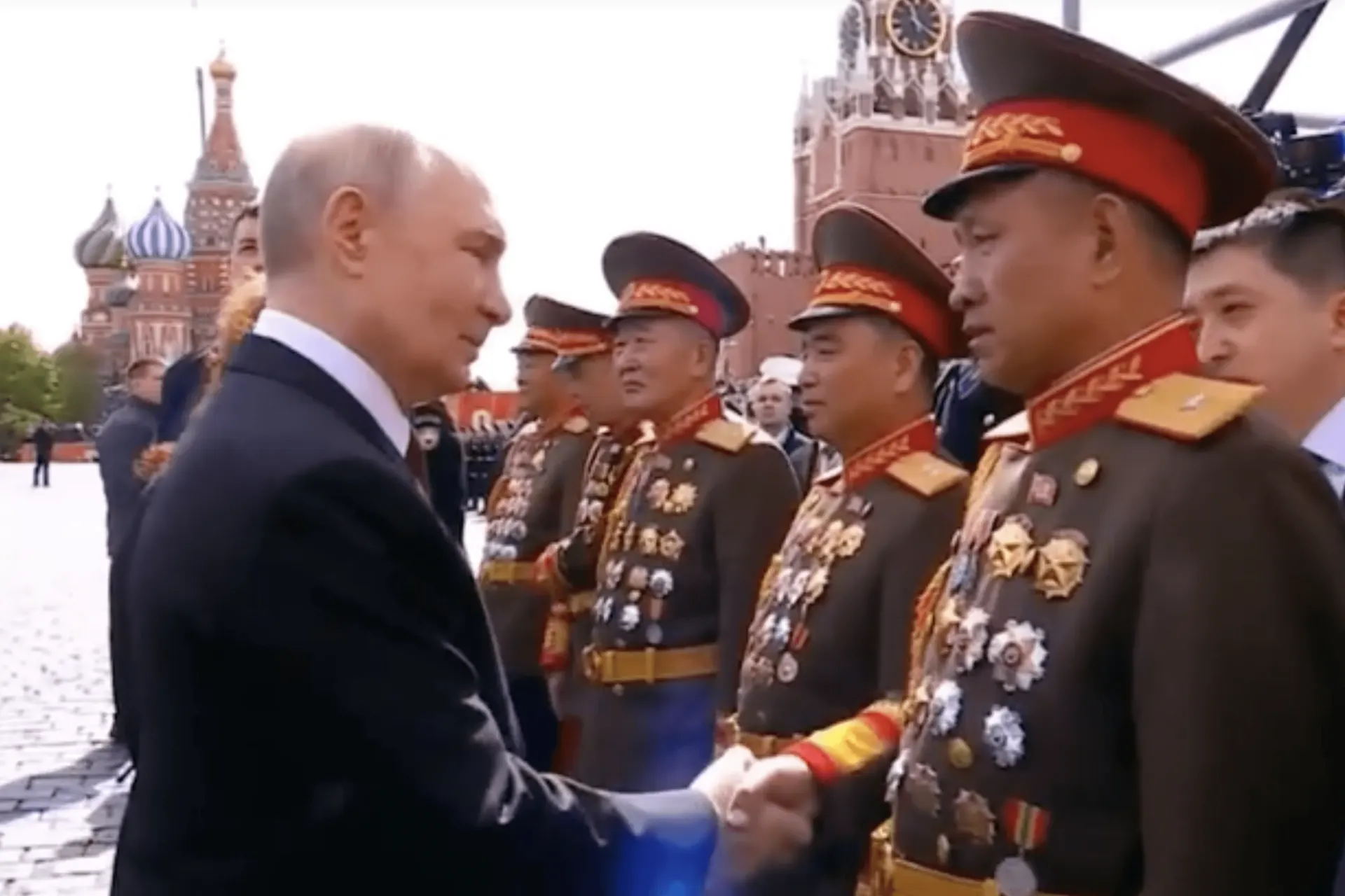 В декабре 2025 года прошла скрытая церемония вручения российских государственных наград высокопоставленным офицерам КНДР за участие в операции в Курской области. Подтверждение появилось в экспозиции музея в Пхеньяне.