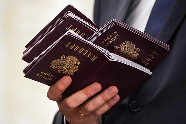 Депутаты внесут поправки ко второму чтению закона о гражданстве: иностранцам с непогашенной судимостью могут разрешить получать РВП, ВНЖ и подачу на гражданство, если их осудили за поддержку российской политики и СВО в других странах.