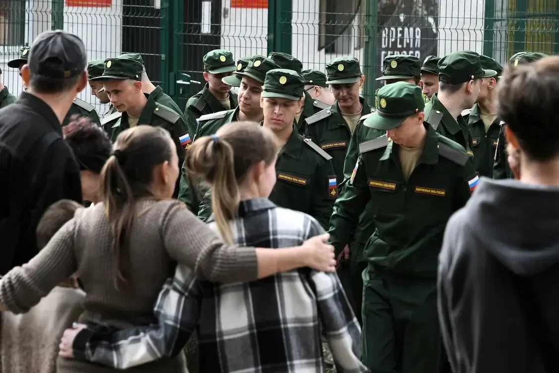 Женщины оспаривают положения закона, которые лишают их права на выплаты и льготы, если у них не было общего несовершеннолетнего ребёнка; первый иск уже направлен в Верховный суд.