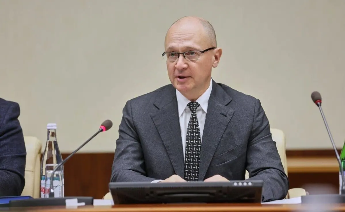 В российской элите нарастает конфликт между группой Сергея Кириенко в администрации президента и Второй службой ФСБ: разные подходы к управлению обществом, споры о цензуре в интернете и последствия атак беспилотников усиливают раскол.