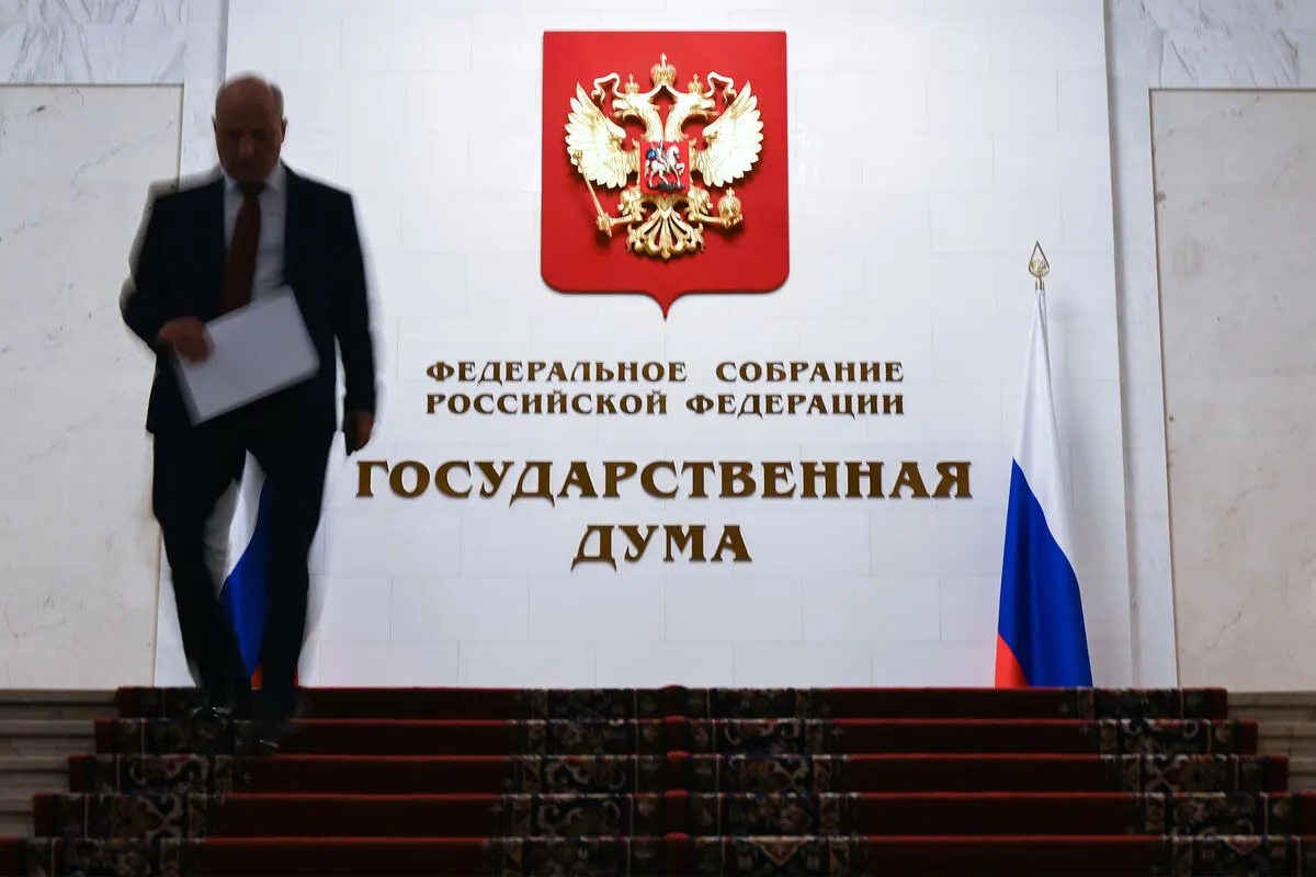 Законопроект, внесённый в 2024 году и прошедший первое чтение в мае 2025 года, вводит закрытый перечень нарушений, за которые можно арестовывать имущество россиян, находящихся за границей. Документ планируется рассмотреть во втором чтении 26 мая.