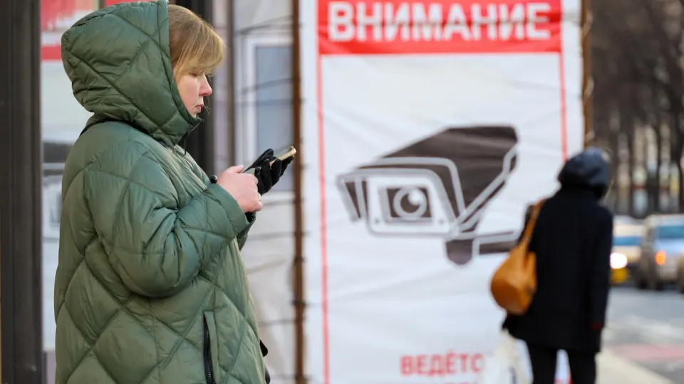 В официальном мессенджере без согласия удаляют сообщения со ссылками на ключи для VPN; повторная отправка приводит к выходу из аккаунта. Параллельно государственные сервисы вводят ограничения на использование VPN в рамках кампании по контролю интернета.
