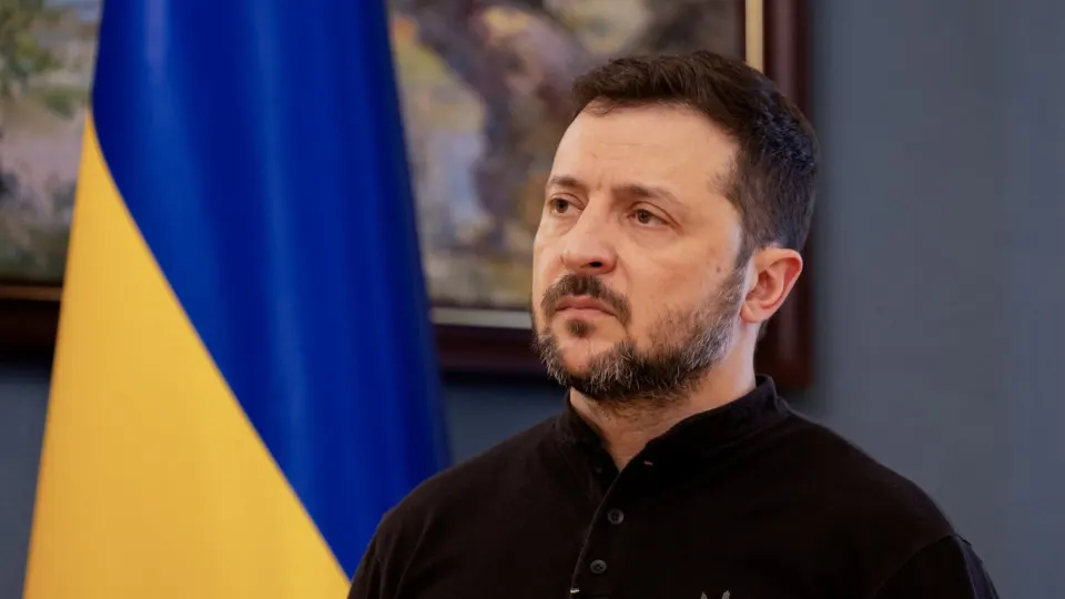 Президент Украины сообщил о введении режима тишины с 00:00 6 мая и пообещал действовать зеркально при отсутствии нарушений; ранее Минобороны России объявило одностороннее прекращение огня на праздники и пригрозило ударами по Киеву.