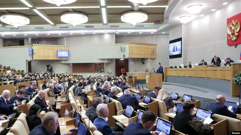 Депутаты приняли пакет поправок: «иностранным агентам» запретили размещать социальную рекламу, банки обязаны оперативно передавать сведения о счетах, введена электронная отчётность с частичным сохранением бумажных форм, а также штрафы за авторизацию через зарубежные сервисы.