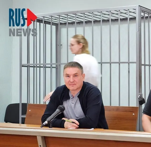 Правозащитник Алексей Соколов рассказал, что в карцере дают бумагу и ручку только на полтора часа в день — этого, по его словам, недостаточно для подготовки к судебным слушаниям. Суд оставил ситуацию без изменений.