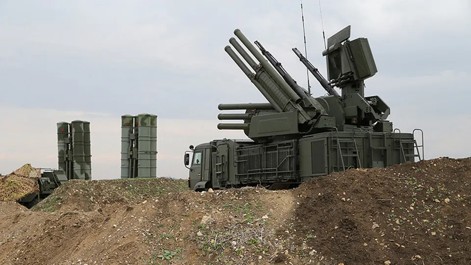 Новая российская система радиоэлектронной борьбы может подавлять сигнал спутниковой связи Starlink на площади до 20 км². Одновременно приняты ограничения на ввоз иностранного спутникового оборудования и активизируются собственные проекты связи.