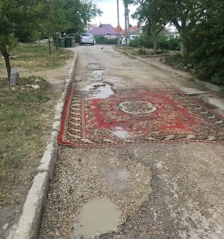 В Госдуму внесён законопроект, который позволит жителям менять асфальт во дворах и на дорогах местного значения. Инициативу критикуют в правительстве: ремонтами должны заниматься специалисты.