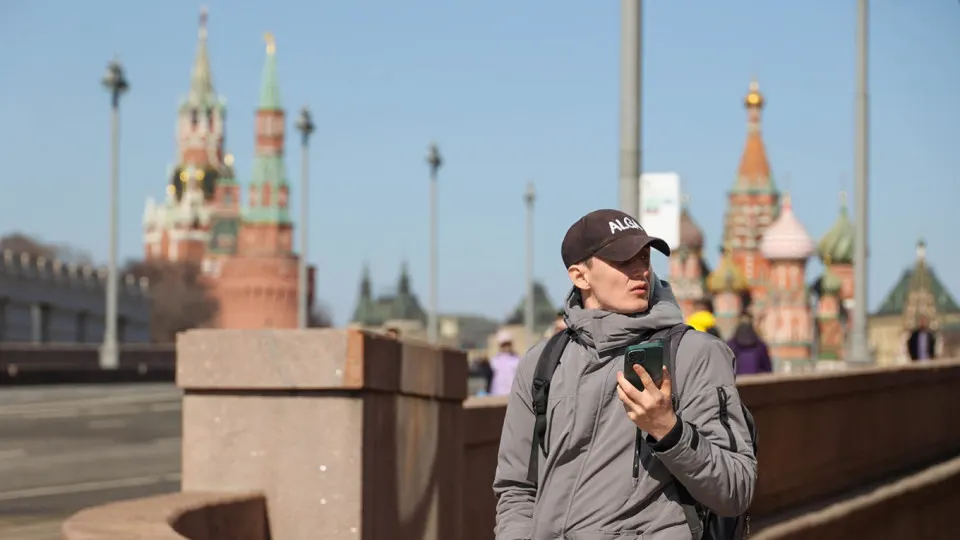 Правительство планирует единую систему учёта идентификаторов мобильных устройств (IMEI). Операторы будут передавать данные и блокировать SIM‑карты у устройств из «чёрного» списка; постановление может вступить в силу 1 марта 2027 года.