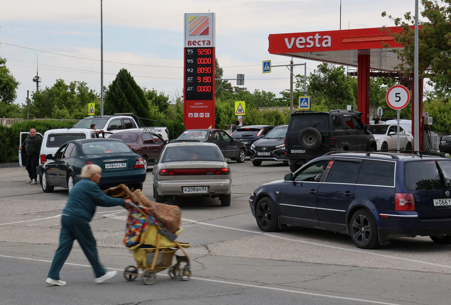Из‑за снижения предложения нефтепродуктов и атак на топливную инфраструктуру властями продлили разрешение отдельным заводам выпускать бензин и дизель с отклонениями от экологических норм, чтобы избежать дефицита на внутреннем рынке.