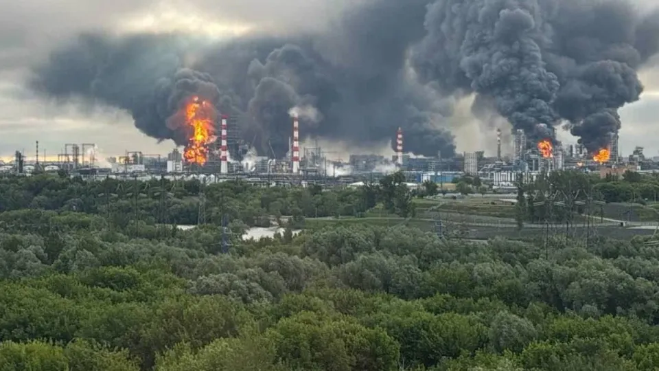 По сведениям осведомителей, украинские удары по нефтеперерабатывающим заводам и военным объектам в глубине России осуществляются при поддержке разведданных западных стран; в Вашингтоне обсуждают расширение помощи, а отраслевые оценки указывают на серьёзное сокращение объёмов переработки и проблемы с поставками топлива.