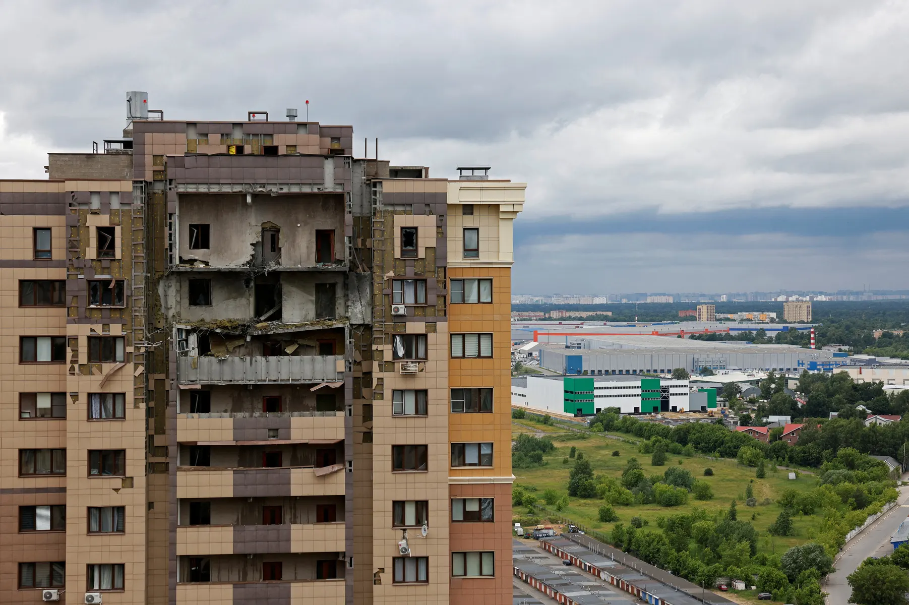 18 июня в Раменском при налёте дронов погибла восьмилетняя девочка. В Московской области и столице зафиксированы разрушения жилых домов, пострадавшие и перебои на объектах инфраструктуры.