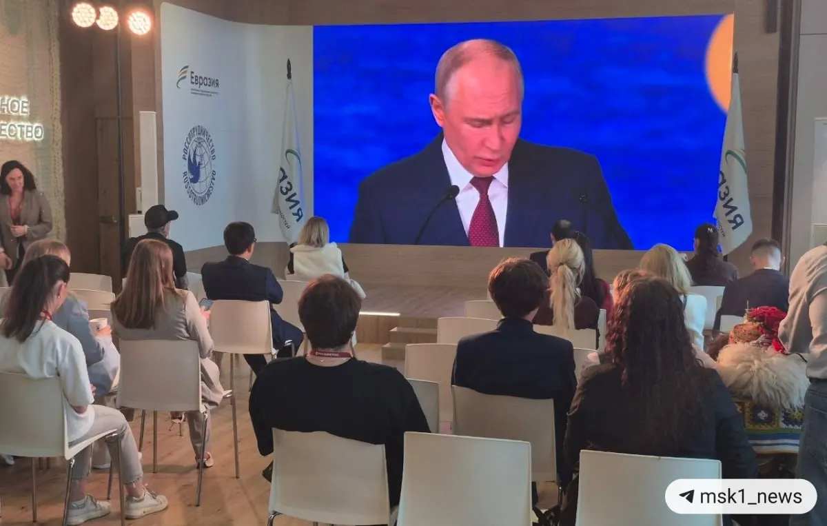 Президент заявил о переходе к многополярной модели, смещении центров роста в пользу стран Глобального Юга и о более значимом вкладе БРИКС по сравнению с G7.