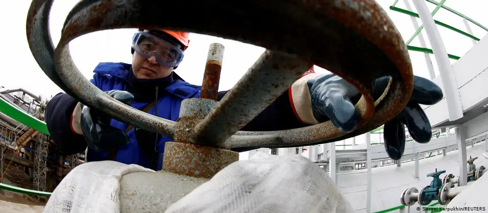 Утром 25 июня беспилотники атаковали Уфимский нефтеперерабатывающий комплекс: зафиксированы пожары на двух заводах, над промышленной зоной поднимались столбы черного дыма. Власти подтверждают инцидент, по всей стране вводятся ограничения на продажу топлива.