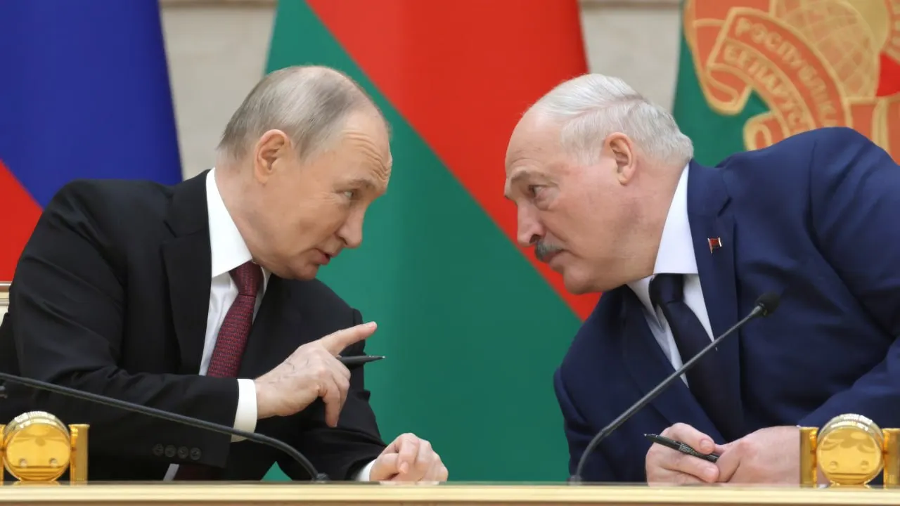 26 июня в президентской резиденции на Валдае прошли закрытые переговоры между лидерами России и Белоруссии. Публичных заявлений по итогам не последовало — обсуждались вопросы региональной безопасности, торгово‑экономического взаимодействия и проекты Союзного государства на фоне обострения у белорусско‑украинской границы.