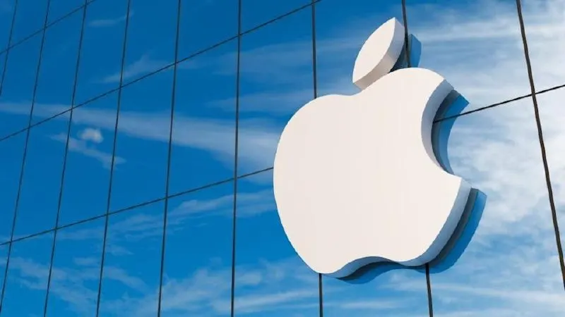 Ведомство утверждает, что Apple не выполняет требования о выборе поисковой системы по умолчанию и предустановке российского магазина приложений, поэтому власти рассматривают ограничительные меры.