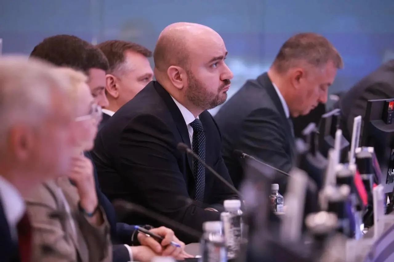 Вячеслав Федорищев участвовал в совещании под руководством вице‑премьера Александра Новака: тема — поставки бензина и дизеля, стабилизация рынка и координация между федеральным центром, регионами и поставщиками.