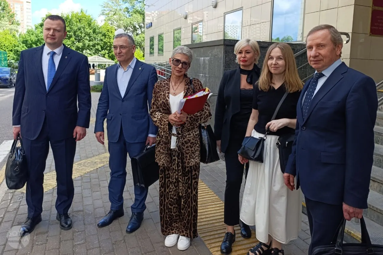 Апелляция оставила в силе решение о лишении адвокатского статуса трёх юристов по иску Минюста — ведомство утверждало, что они отсутствовали в РФ более года. Защита и представители Палаты настаивали, что такие вопросы относятся к компетенции самоуправляющих органов адвокатуры, а не к государственной судебной процедуре.