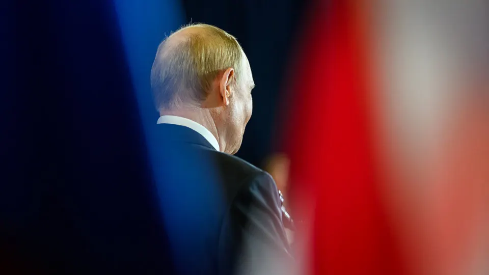 «Открытый» рейтинг доверия президенту перестал выходить на сайте государственного социологического центра: он упал до 29,5% в начале апреля, тогда как в «закрытом» формате доверие демонстрируют более 70% респондентов. Одновременно рейтинг одобрения остаётся выше и снизился медленнее; эксперты фиксируют рост тревожности и ухудшение экономических ожиданий.