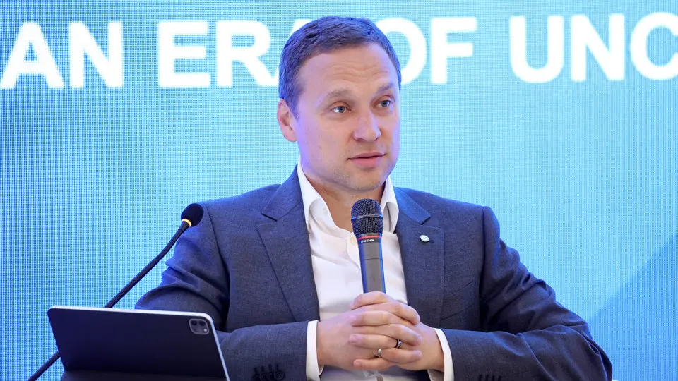 Зампред правления Сбербанка предупреждает, что увеличение налоговой нагрузки и усиление надзора стимулируют отток средств из банков и рост наличности у населения — деньги не возвращаются в банковскую систему.