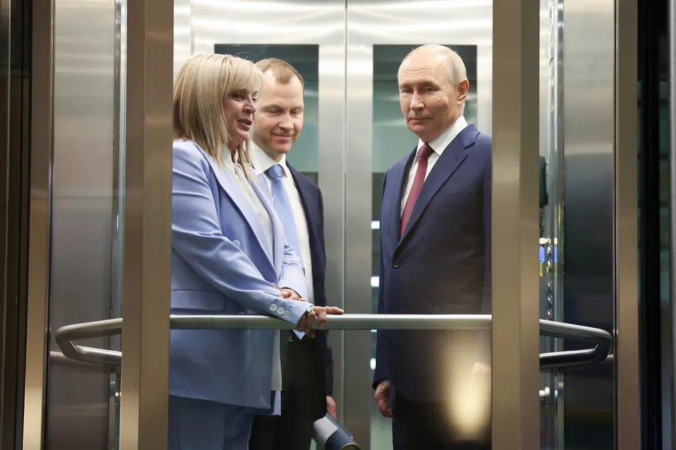Руководители силовых структур якобы лоббируют перенос или отмену выборов в Госдуму на фоне падения рейтингов, экономических проблем и атак беспилотников. В администрации президента и политблоке идут разногласия — часть чиновников выступает за проведение голосования по расписанию.