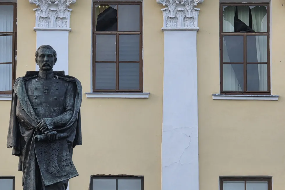 Ночью и утром украинские БПЛА атаковали Санкт‑Петербург и Ленинградскую область; в регионах зафиксированы пожары, эвакуации и погибшие. Власти сообщают о сотнях поражённых и сбитых дронов.