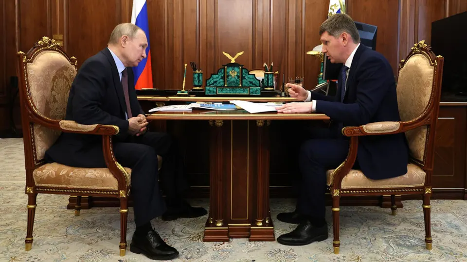 Президент потребовал роста инвестиций как ключевого показателя эффективности, но чиновники и эксперты указывают на бюджетную экономию, высокие ставки, утрату доверия бизнеса и последствия войны как главные препятствия для восстановления вложений.