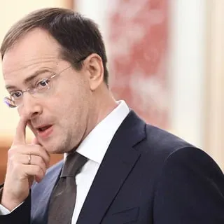 Помощник президента предложил ввести жёсткие обязательства для бюджетников — распределение и трудовые контракты после окончания вуза. Это вызывает опасения по поводу ограничения свободы выбора молодых специалистов.