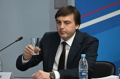 Министерство просвещения включило в перечень для внеклассного чтения на летние каникулы современные и патриотические книги о защитниках Отечества, в том числе произведения, посвящённые героям специальной военной операции.