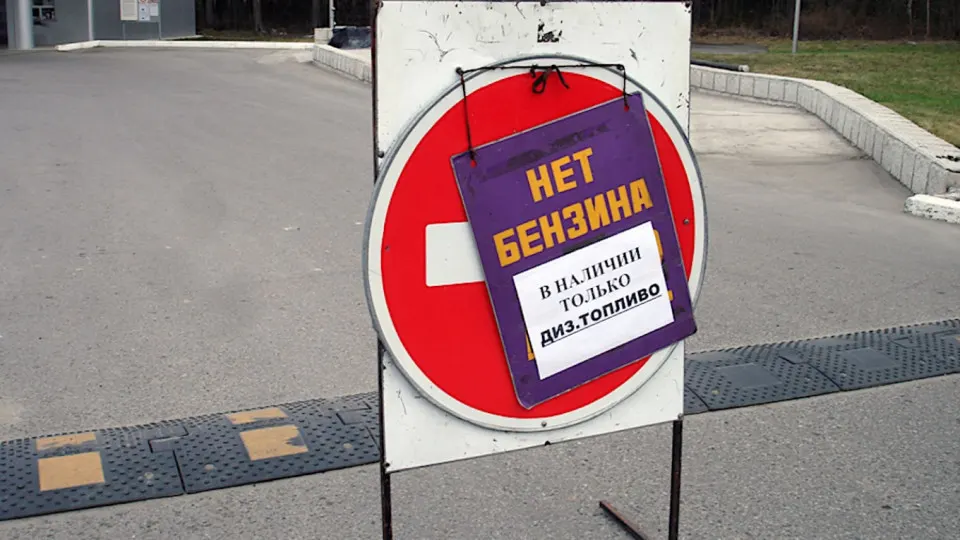 Продажа бензина в Севастополе приостановлена с ночи на 3 июня: до первой половины дня топливо будет отпускаться только для оперативных служб. Ограничения вводятся на фоне широкомасштабного дефицита топлива в России после ударов по НПЗ и логистике.