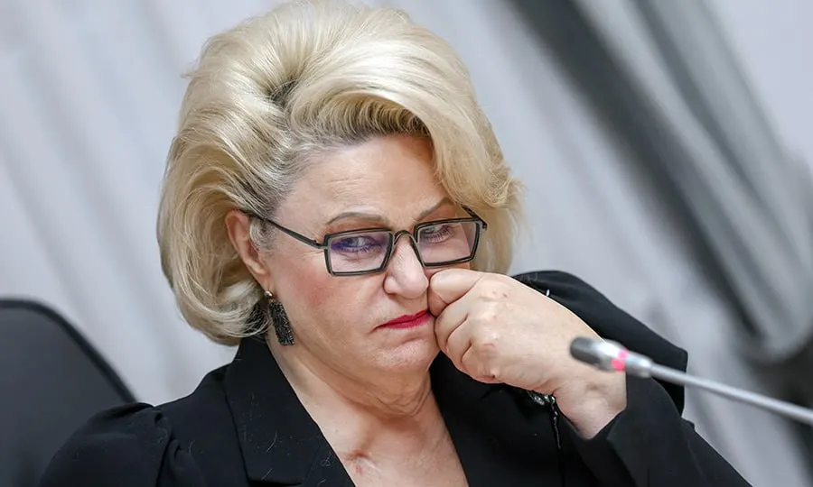 Депутат Нина Останина призвала Роскомнадзор и Минцифры применять технические ограничения и сократить время пребывания детей в виртуальной среде, ссылаясь на опыт регулирования Telegram.