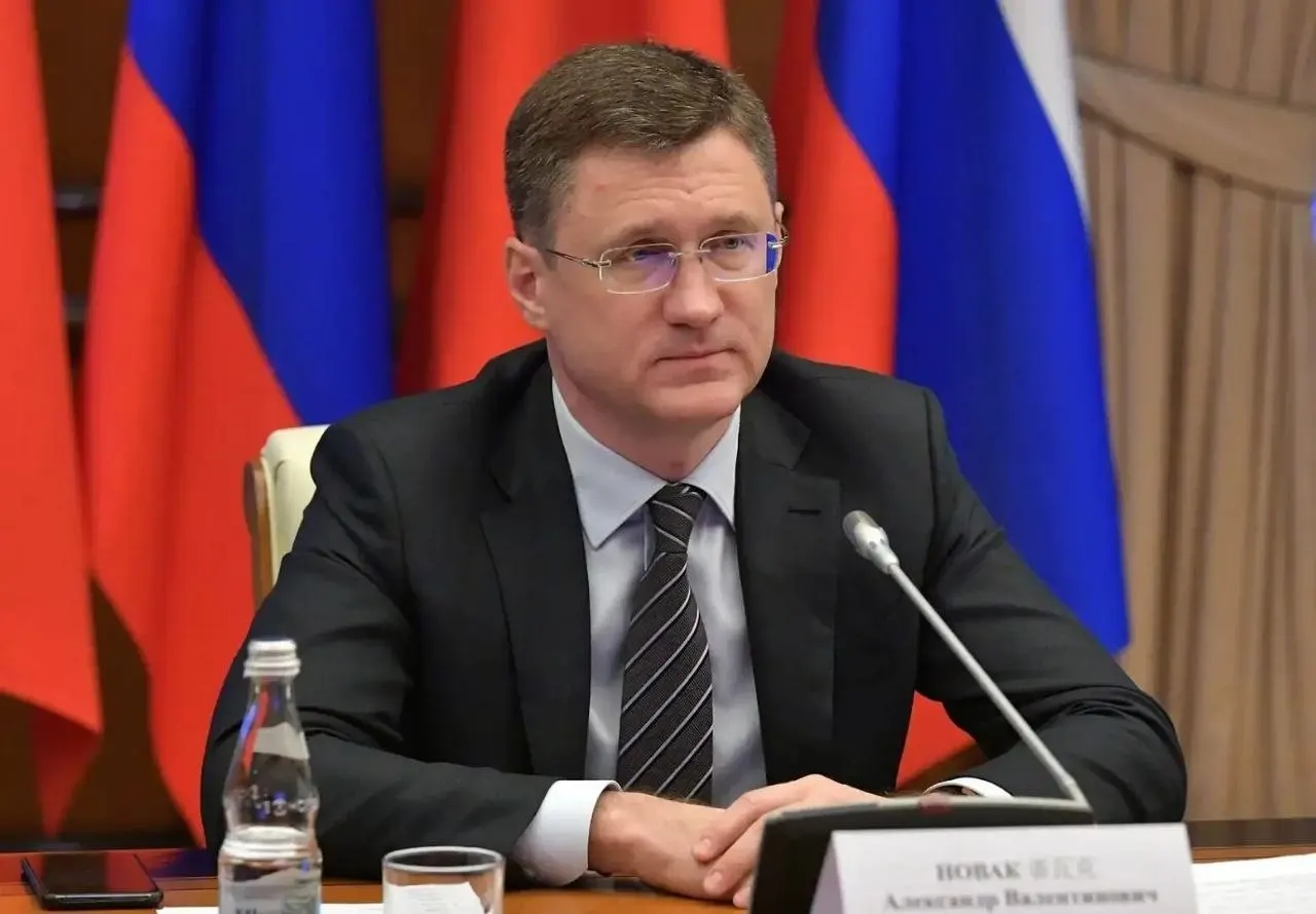 Вице‑премьер заявил, что дефицита топлива нет, ажиотажный спрос вырос на 20–30%. Власти корректируют логистику для обеспечения потребностей регионов.