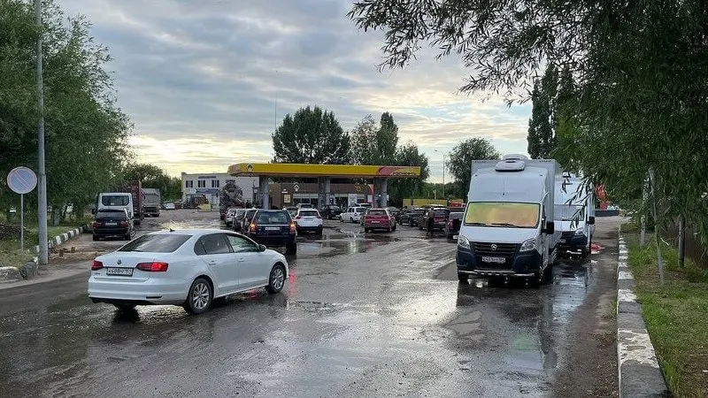 Александр Новак заявил, что рост спроса на бензин в регионах носит искусственный характер (примерно на 20–30%). Власти работают над перестройкой логистики, но балансировка рынка займет время.