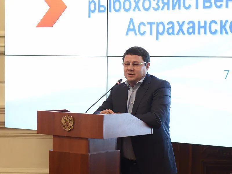 Владелец магазина в Астрахани связывает массовое отравление с конфликтом с городской администрацией; сотрудников везут на допрос в Следственный комитет.