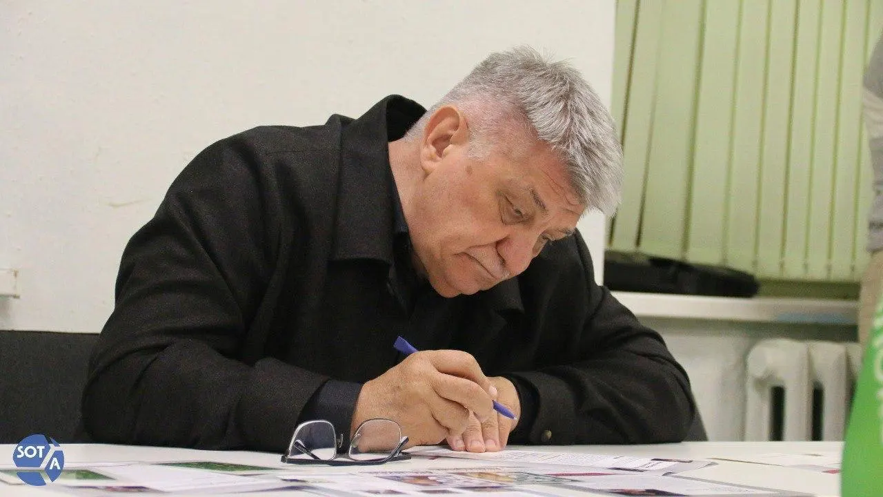 Президент направил поздравление Александру Сокурову, отметив его вклад в кино и воспитание молодых талантов. При этом в последние годы режиссёр фактически лишён широкого проката, а в январе 2026 года был исключён из профильного совета.