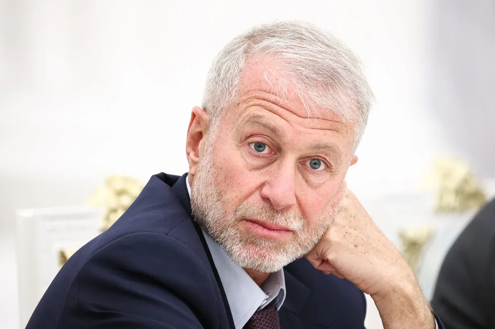По словам источников, в мае российский бизнесмен посетил Киев, встретился с Владимиром Зеленским и передал предложение о личной встрече с президентом России. Кремль и представители предпринимателя комментариев не дали.
