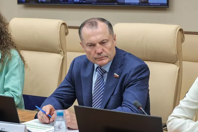 В Совете Федерации выступили за правовое закрепление формата практического обучения: до половины учебного времени студентов предлагают провести на базовых производствах, чтобы улучшить готовность выпускников к работе.
