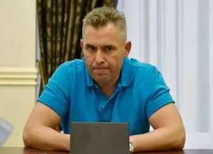 Совет Европейского союза расширил санкционный список — под ограничения попали более 80 физических лиц и организаций, включая экс-омбудсмена Павла Астахова и генпрокурора Александра Гуцана; причиной названо «активное присутствие в СМИ, поддерживающих государственную линию», и поездки в «ДНР».