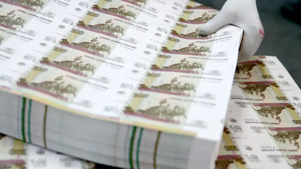 В мае объем наличных в обращении вырос на 381,2 млрд руб.; с начала года банкноты в обращении увеличились более чем на 1,09 трлн. Эксперты связывают рост с неопределённостью, снижением доходности депозитов и сбоями в онлайн-банкинге.