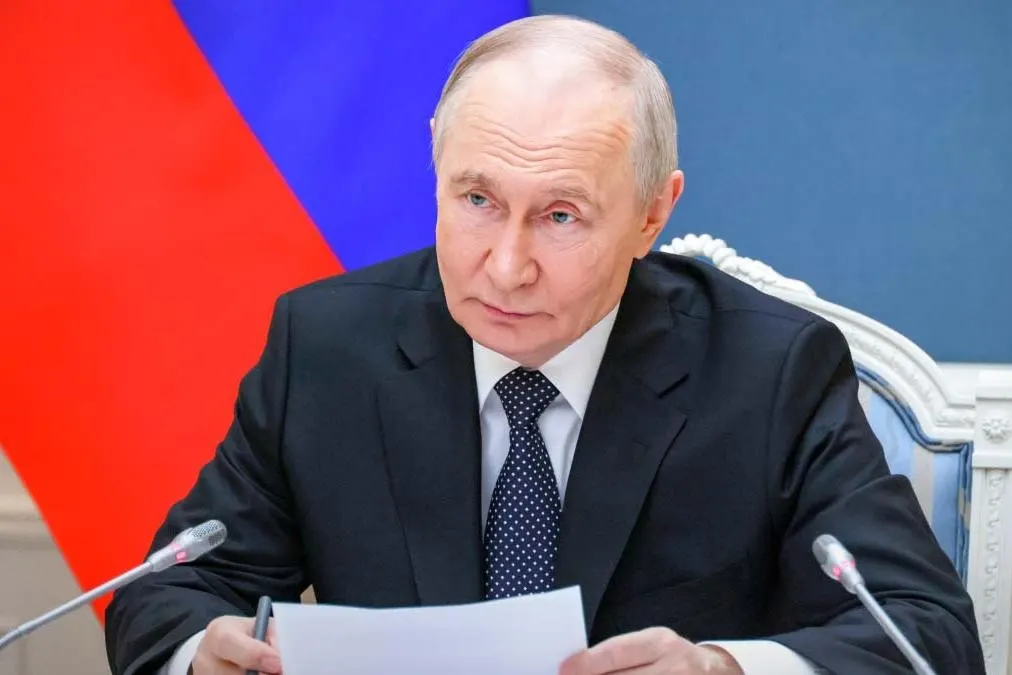 Указ, опубликованный 1 июня 2026 года, разрешает не исполнять обязательства по банковским вкладам перед иностранцами из стран, признанных «недружественными», расширяя ранее действовавший механизм по кредитам и ценным бумагам.