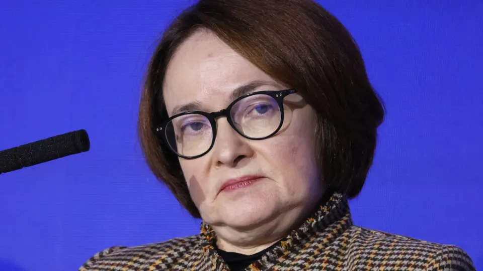 Резкий рост цен на бензин и падение производства нефтепродуктов усиливают инфляционное давление — Центробанк может отложить ожидаемое смягчение денежно‑кредитной политики.