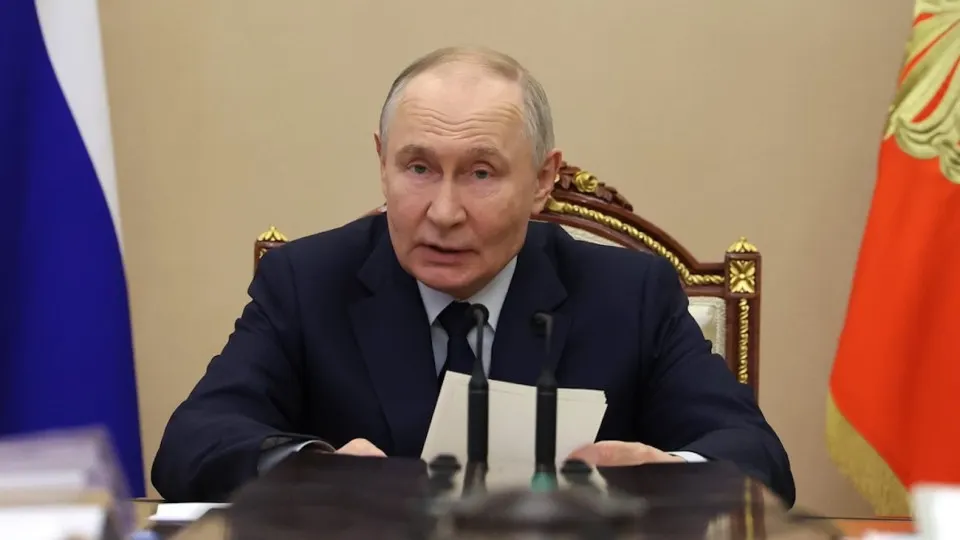 Президент заявил, что инвестиционной паузы нет; спад связывают с макроэкономическими факторами, высокими ставками и внешними ограничениями, а бюджетные ресурсы для стимулирования ограничены.